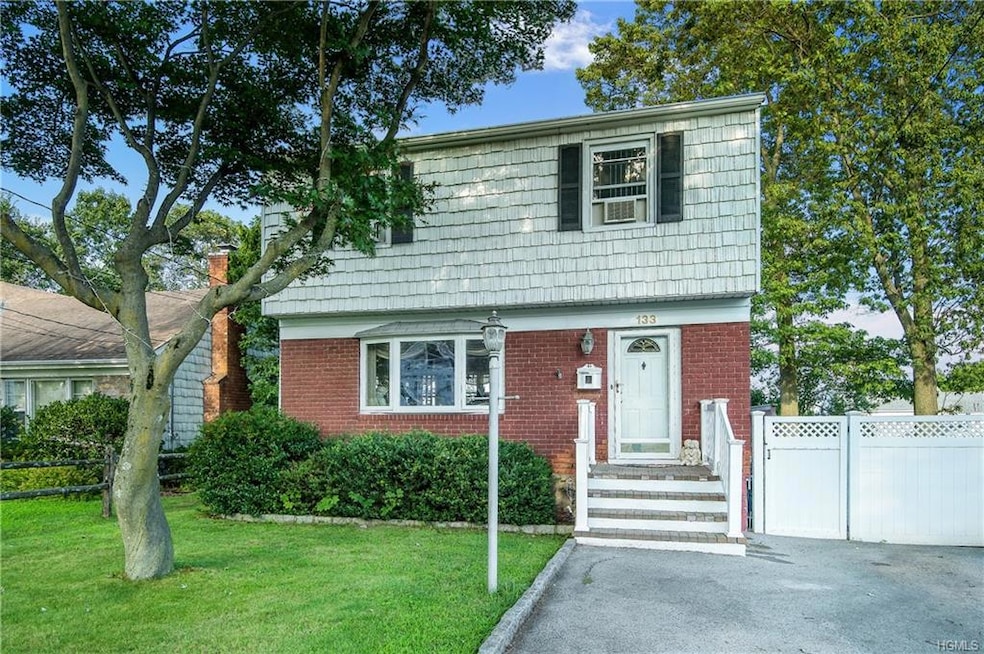 133 Kingsley Dr, Yonkers, NY 10710 - photo 1