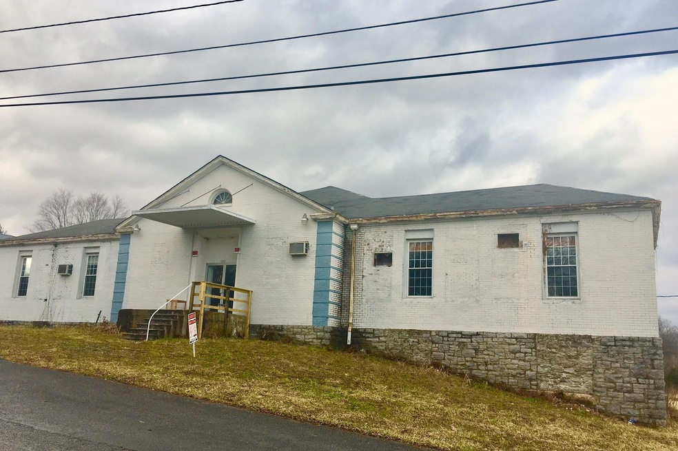 1220 W Jackson St, Shelbyville, TN 37160 - photo 1