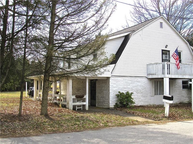 Spacious barn style 2 Storyhome on .7 acre level t