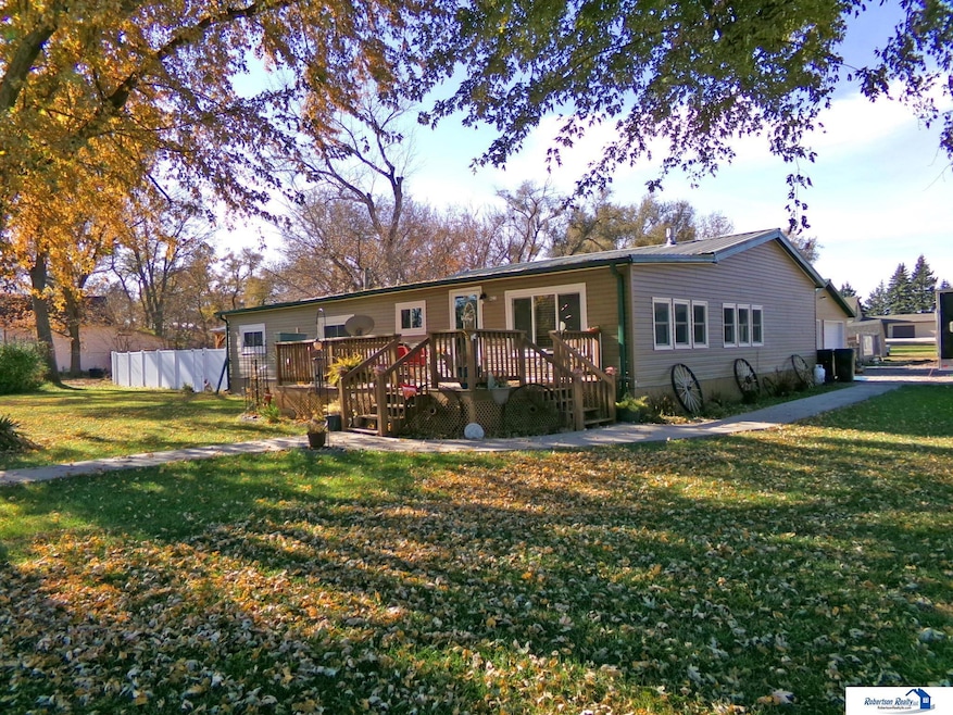 423 Grove St, Beatrice, NE 68310 - photo 1
