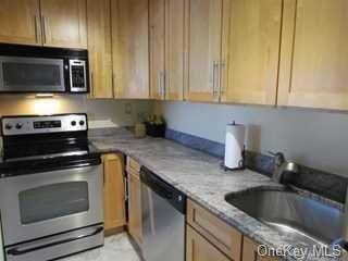94 Gerald Dr unit 94A, Poughkeepsie, NY 12601 - photo 1