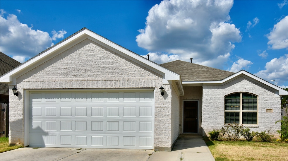 18226 Willow Edge Dr, Tomball, TX 77375 - photo 1