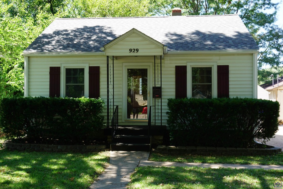 929 SW Randolph Ave, Topeka, KS 66606 - photo 1
