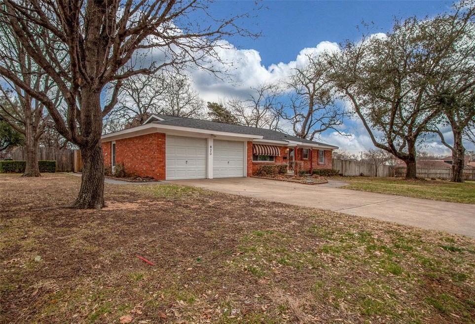 820 Forest Oaks Ln, Hurst, TX 76053 - photo 1