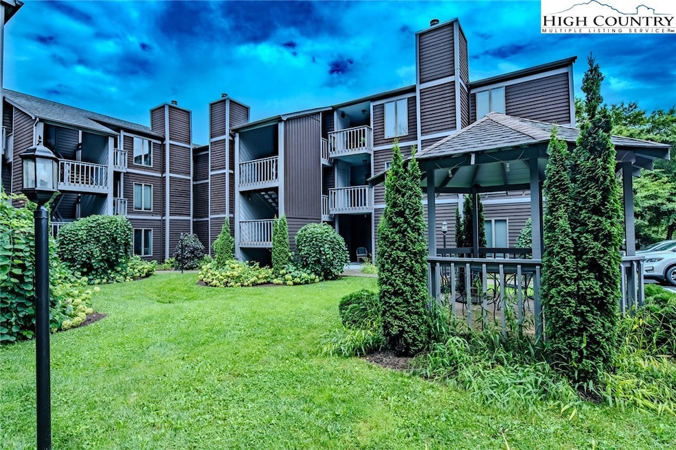 Royal Oaks Condominiums unit 235, Blowing Rock, NC 28605 - photo 1