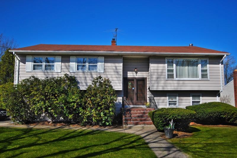 48 Shrewsbury Dr, Livingston, NJ 07039 - photo 1