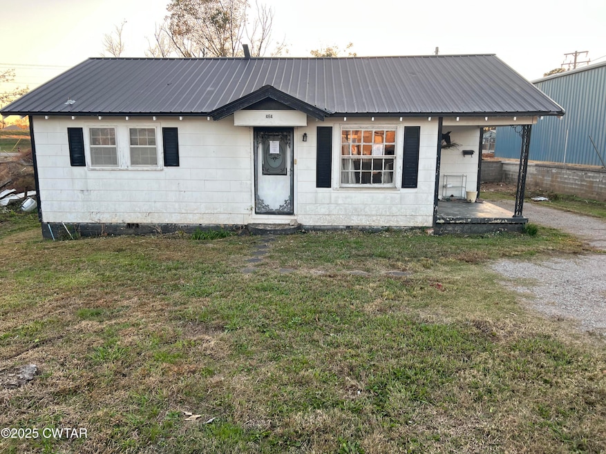 464 Peach St, Selmer, TN 38375 - photo 1