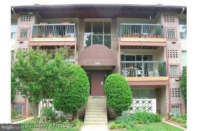 202 Park Terrace Ct SE unit 19, Vienna, VA 22180 - photo 1