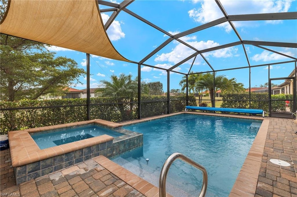 Your very own heated, saltwater, in-ground pool & SPA, no-see-um screened lanai, and lake views.