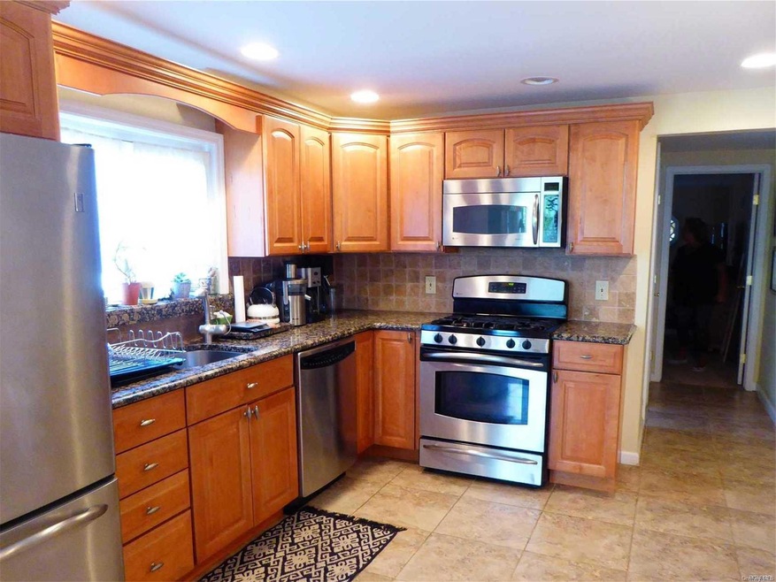 752 Turf Rd, Valley Stream, NY 11581 - photo 1