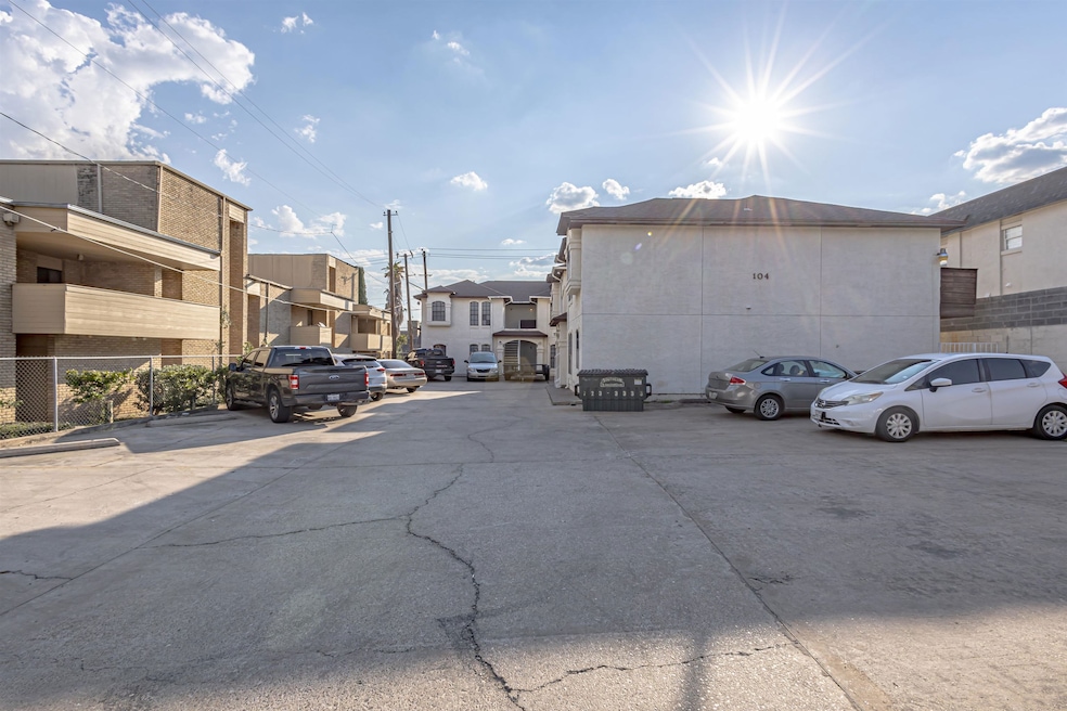 104 Belaire Dr unit 10, Laredo, TX 78041 - photo 1