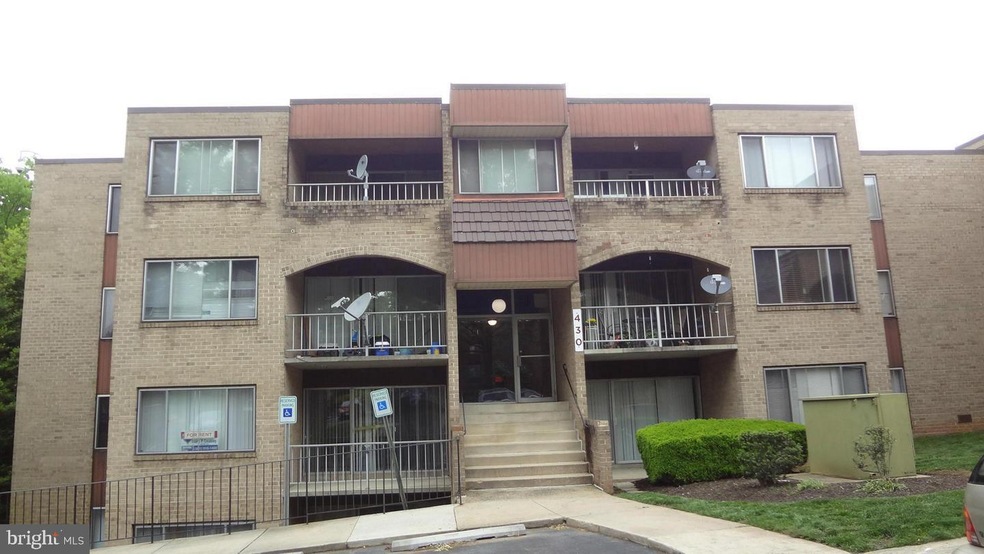 430 Girard St unit 101, Gaithersburg, MD 20877 - photo 1