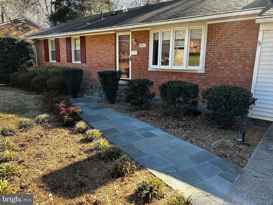 8921 Braeburn Dr, Annandale, VA 22003 - photo 1