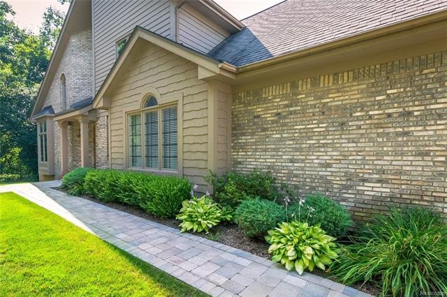 Gorgeous Bloomfield Condo