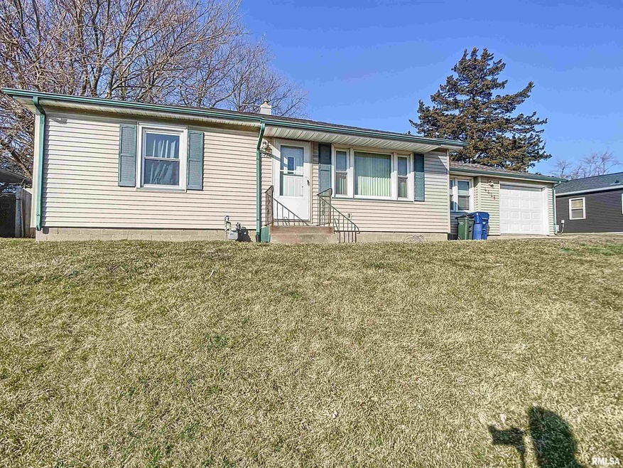 4426 N Pine St, Davenport, IA 52806 - photo 1