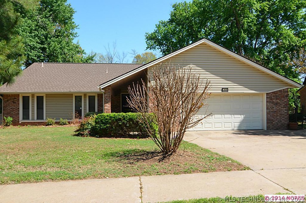 Great curb appeal ! Brick and vinyl siding!