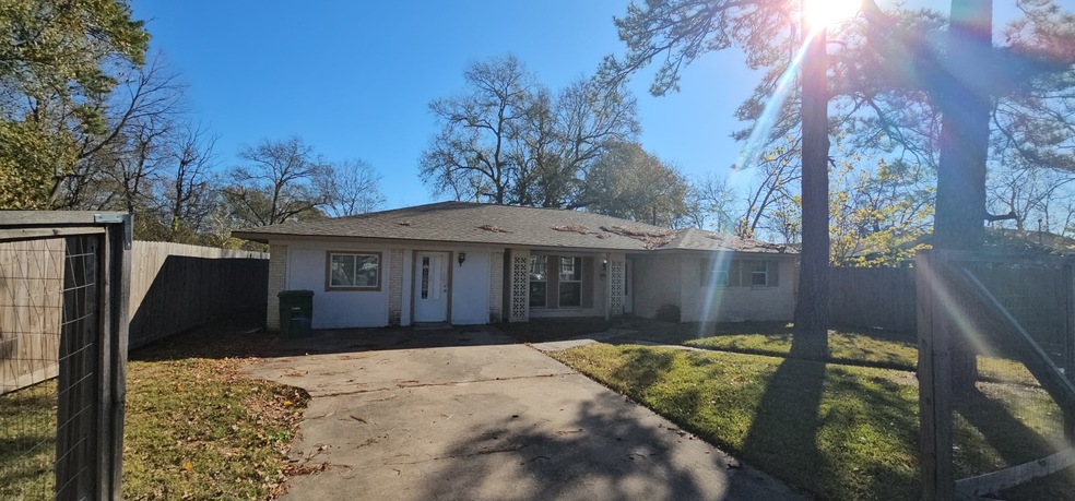 8902 Lanewood Dr, Houston, TX 77016 - photo 1