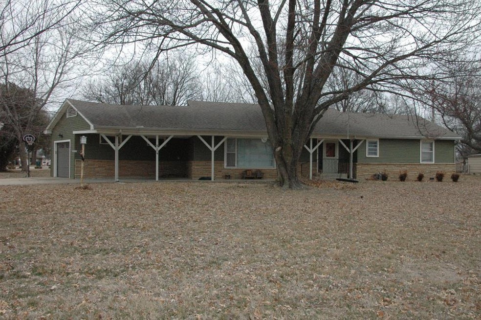 904 S, Parsons, KS 67357 - photo 1