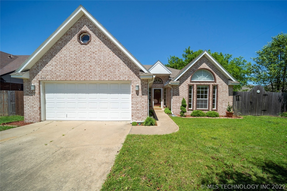 Mostly one level home (3 beds and 2 full baths on