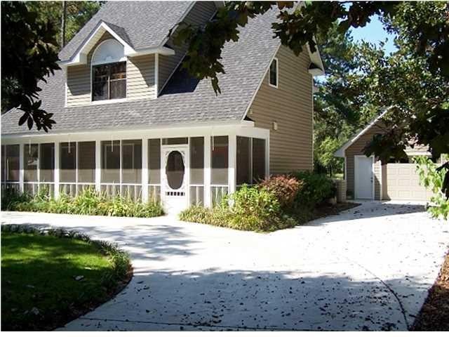 Adorable Cottage style home with wrap around scree