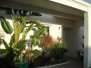 ENTRANCE WITH PARKING OUTSIDE YOUR DOOR