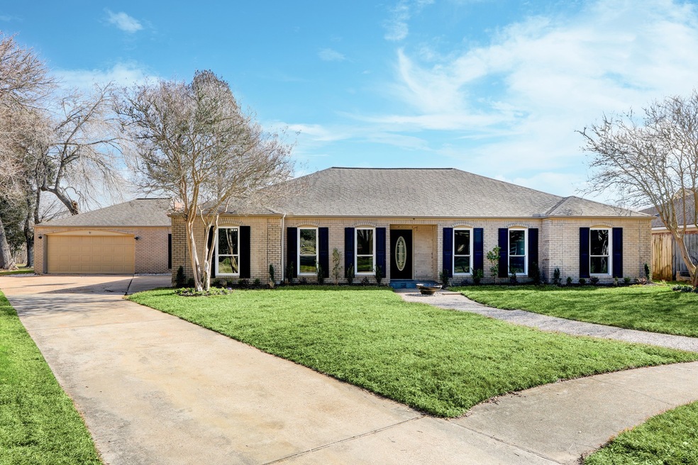 389 Dawn Hill Dr, Friendswood, TX 77546 - photo 1