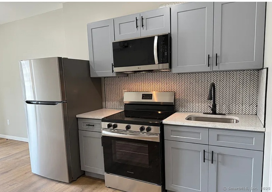 61 Field St unit 201, Waterbury, CT 06702 - photo 1