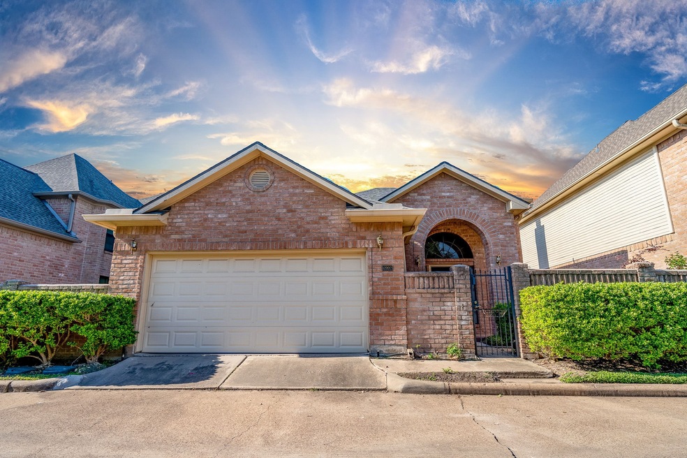 6992 Oakwood Place Ct E, Houston, TX 77040 - photo 1