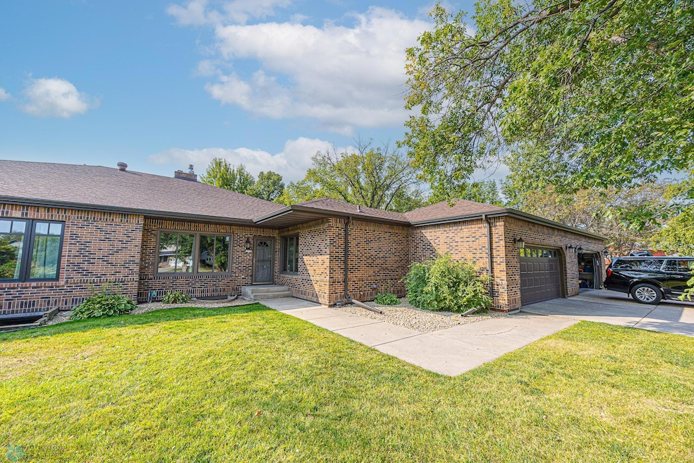 204 Oxbow Cir, Oxbow, ND 58047 - photo 1