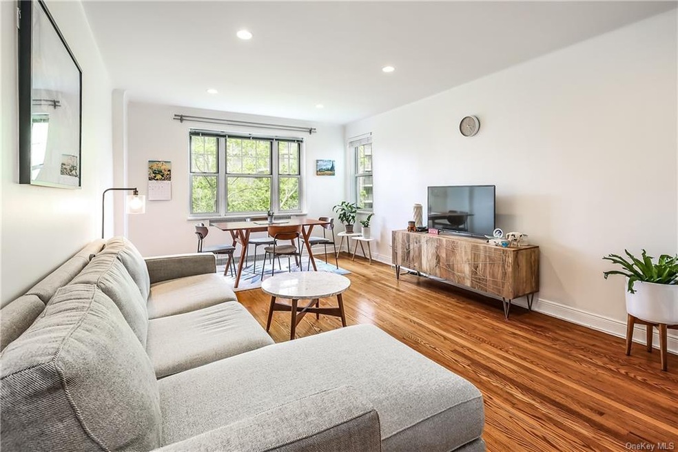 Gorgeous wood floors, recessed lights, tree top vi