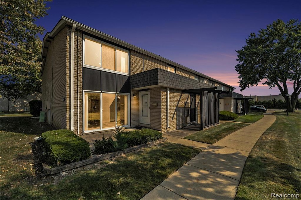 8691 Kennedy Cir, Warren, MI 48093 - photo 1