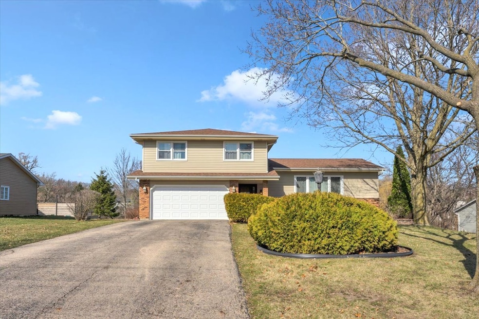 1312 Surrey Ct, Algonquin, IL 60102 - photo 1