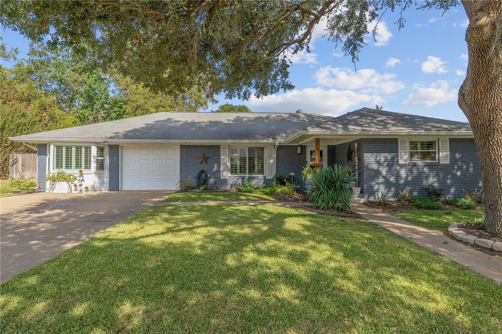 502 Spinn St, Brenham, TX 77833 - photo 1