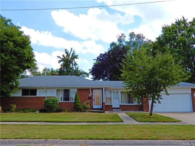 LARGE CLEAN 3 BEDROOM BROAD-FRONT BRICK RANCH