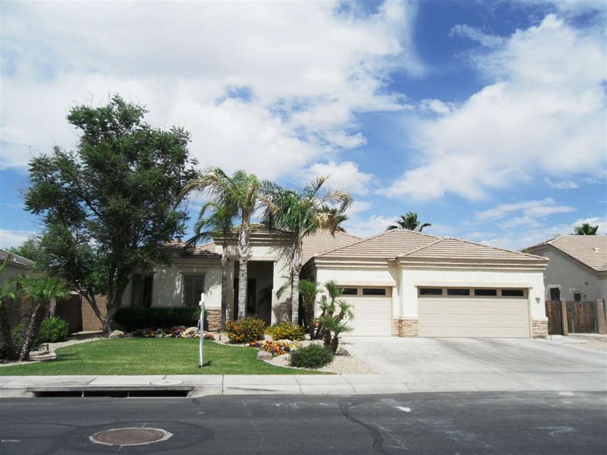 CURB APPEAL ALL THE WAY!