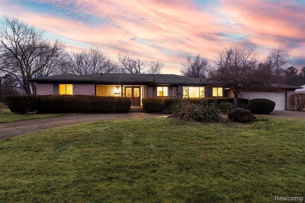 WELCOME HOME! 6165 LEDGEWAY DRIVE