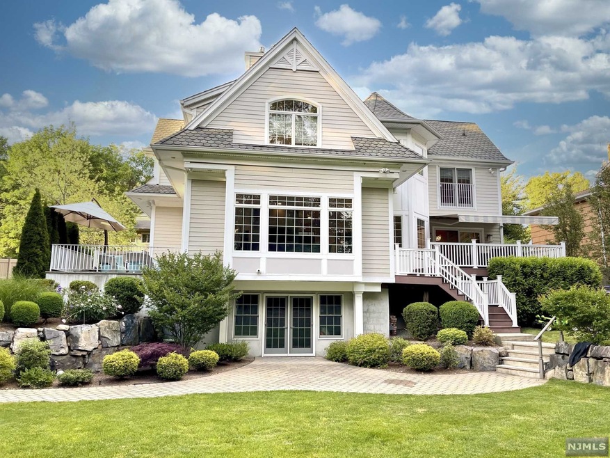 Sold $2,025,000 • Co-Listing Agent