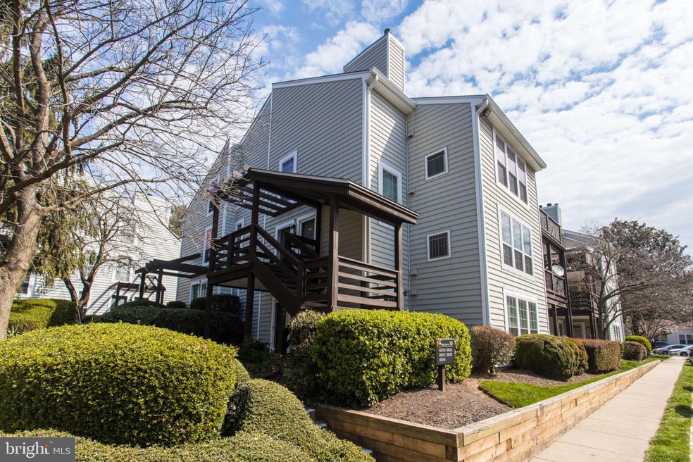 10032 Oakton Terrace Rd, Oakton, VA 22124 - photo 1