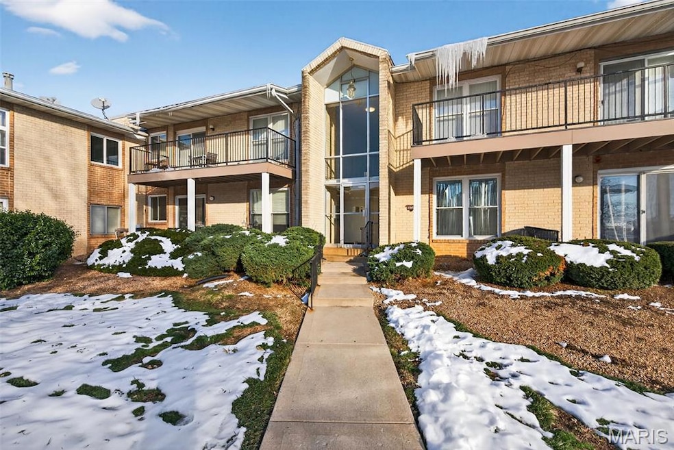 10327 Forest Brook Ln unit F, Saint Louis, MO 63146 - photo 1