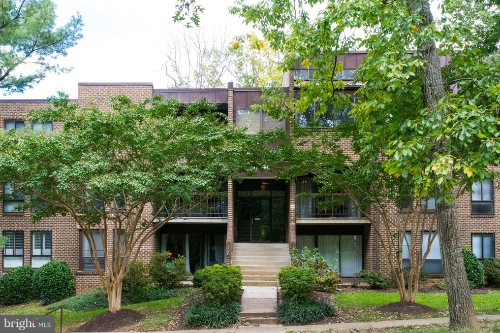 11248 Chestnut Grove Square unit 27, Reston, VA 20190 - photo 1