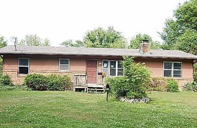 1229 N 17th St, Parsons, KS 67357 - photo 1
