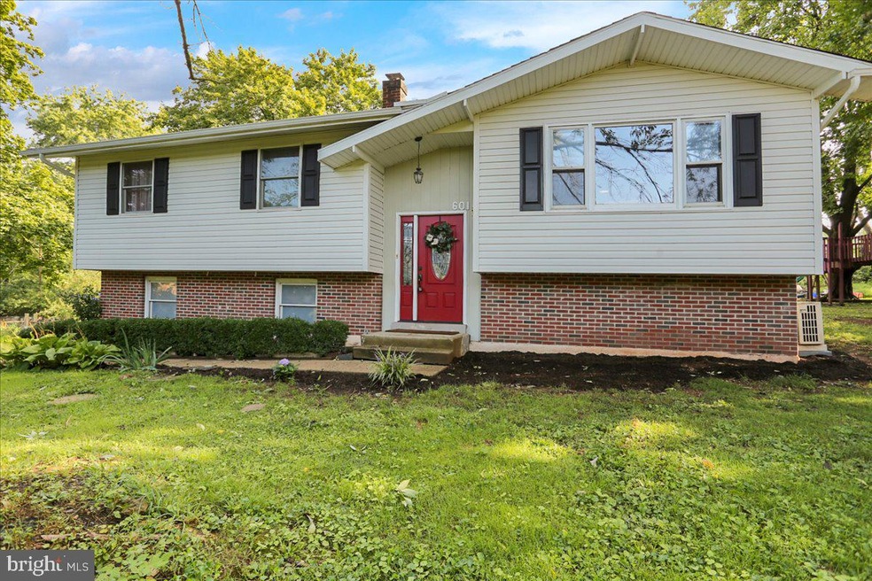 601 E Neversink Rd, Reading, PA 19606 - photo 1