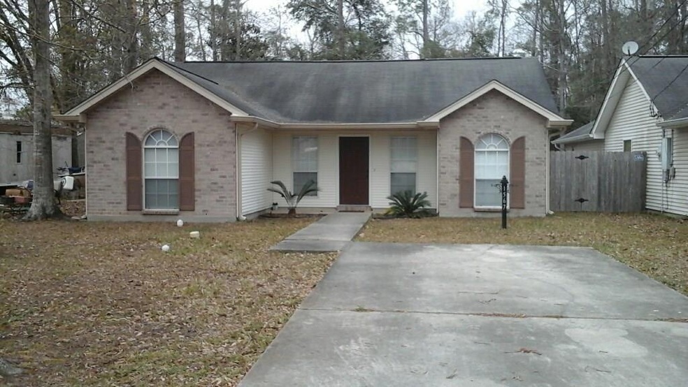 3 bedrooms 2 baths on oversized lot.  Close proxim