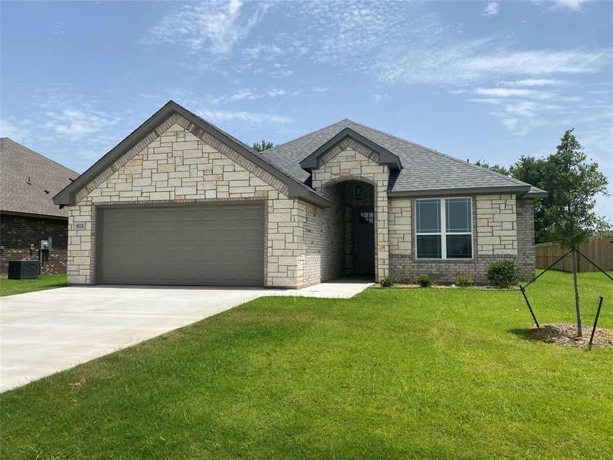 612 Sovereign Dr, Granbury, TX 76049 - photo 1
