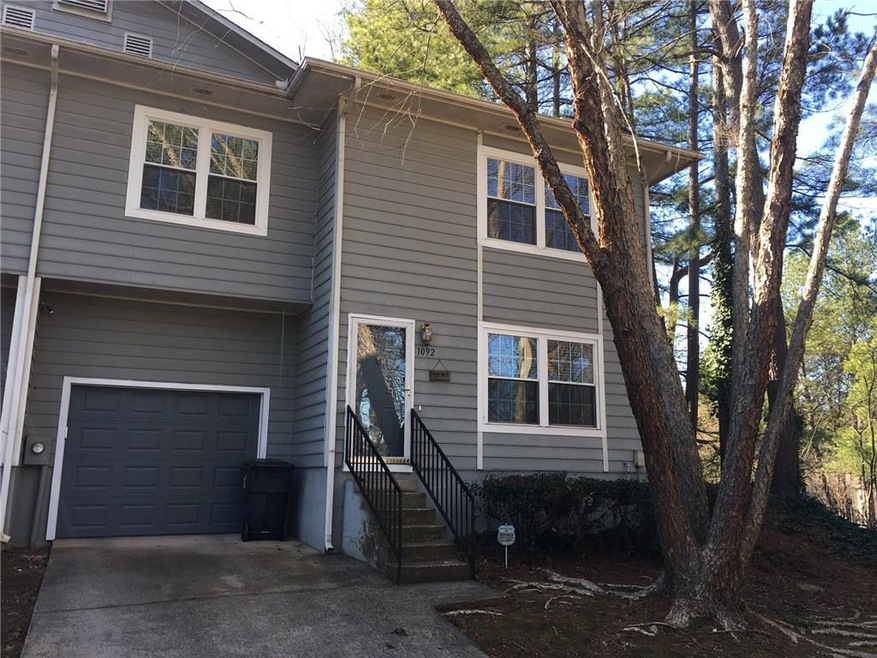 Welcome Home! Garage and driveway supply ample par