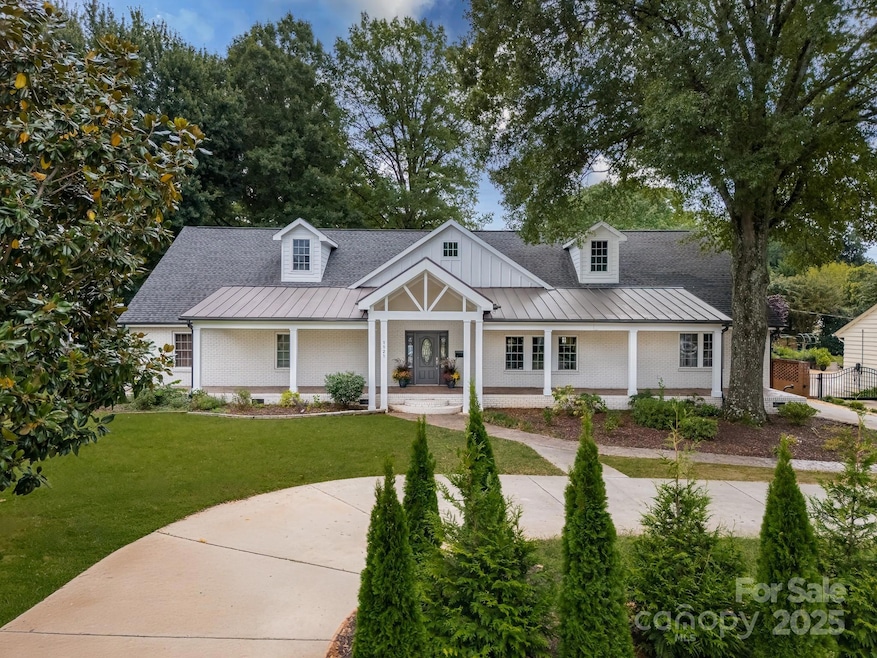 1121 S Wendover Rd, Charlotte, NC 28211 - photo 1