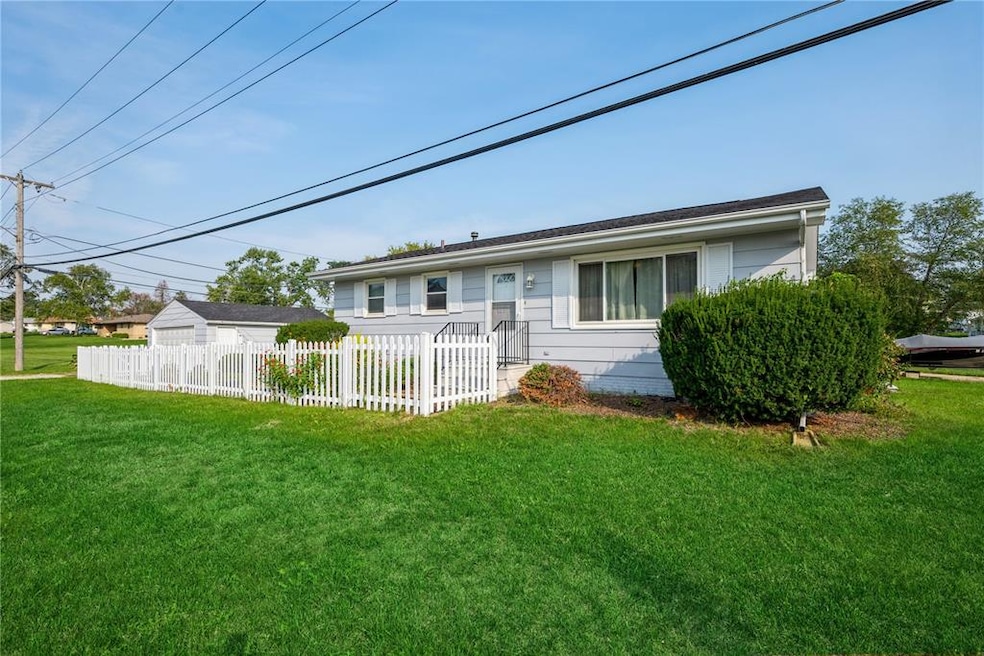 424 31st St SW, Cedar Rapids, IA 52404 - photo 1