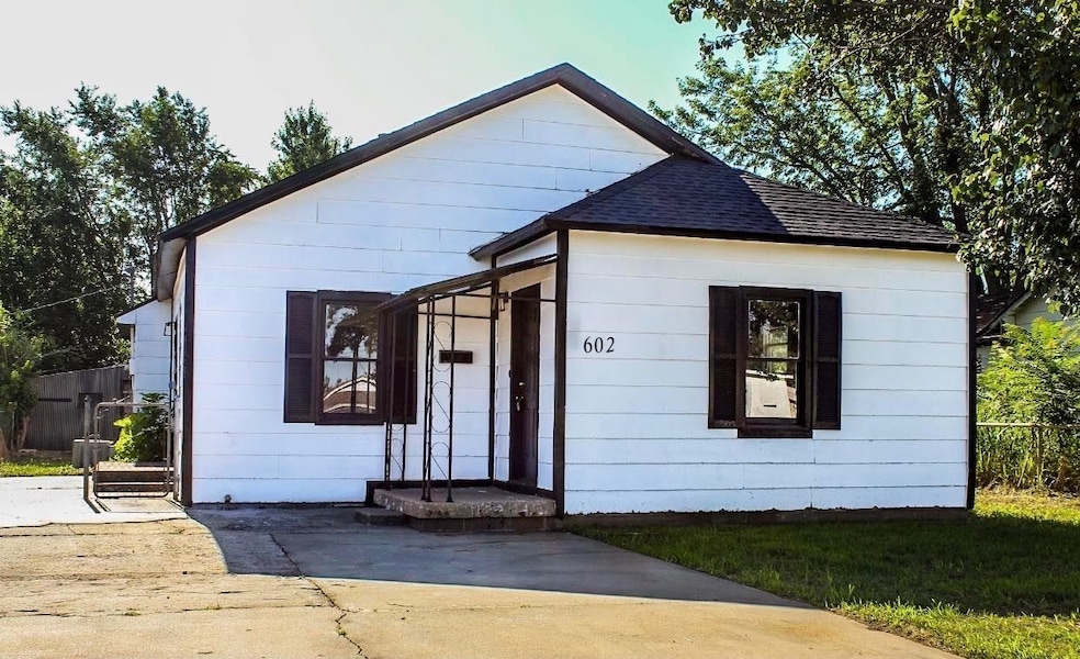 602 N Montgomery Ave, Watonga, OK 73772 - photo 1