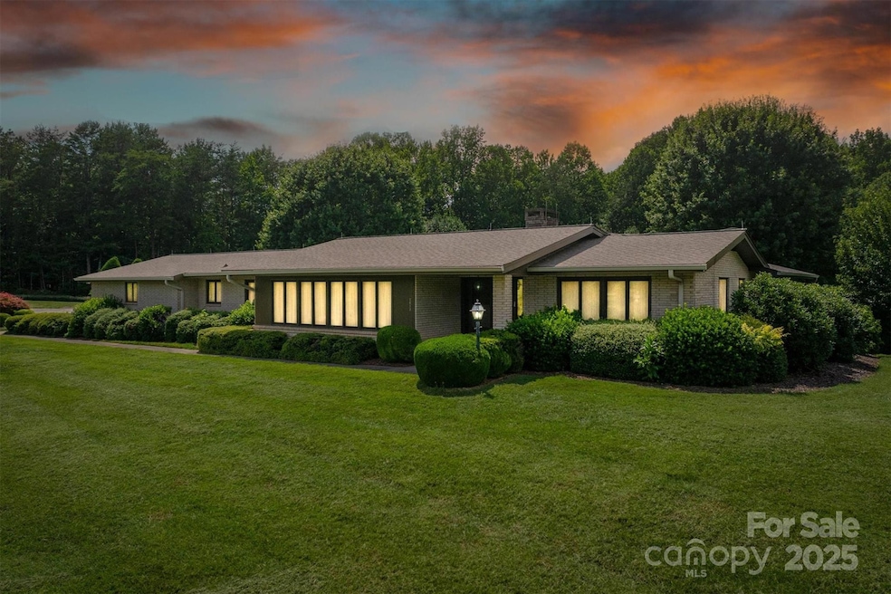 2813 Lakeview Dr, Lenoir, NC 28645 - photo 1