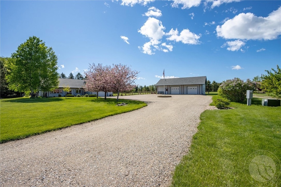 3 bed 2 bath house with shop. Shop and home have i